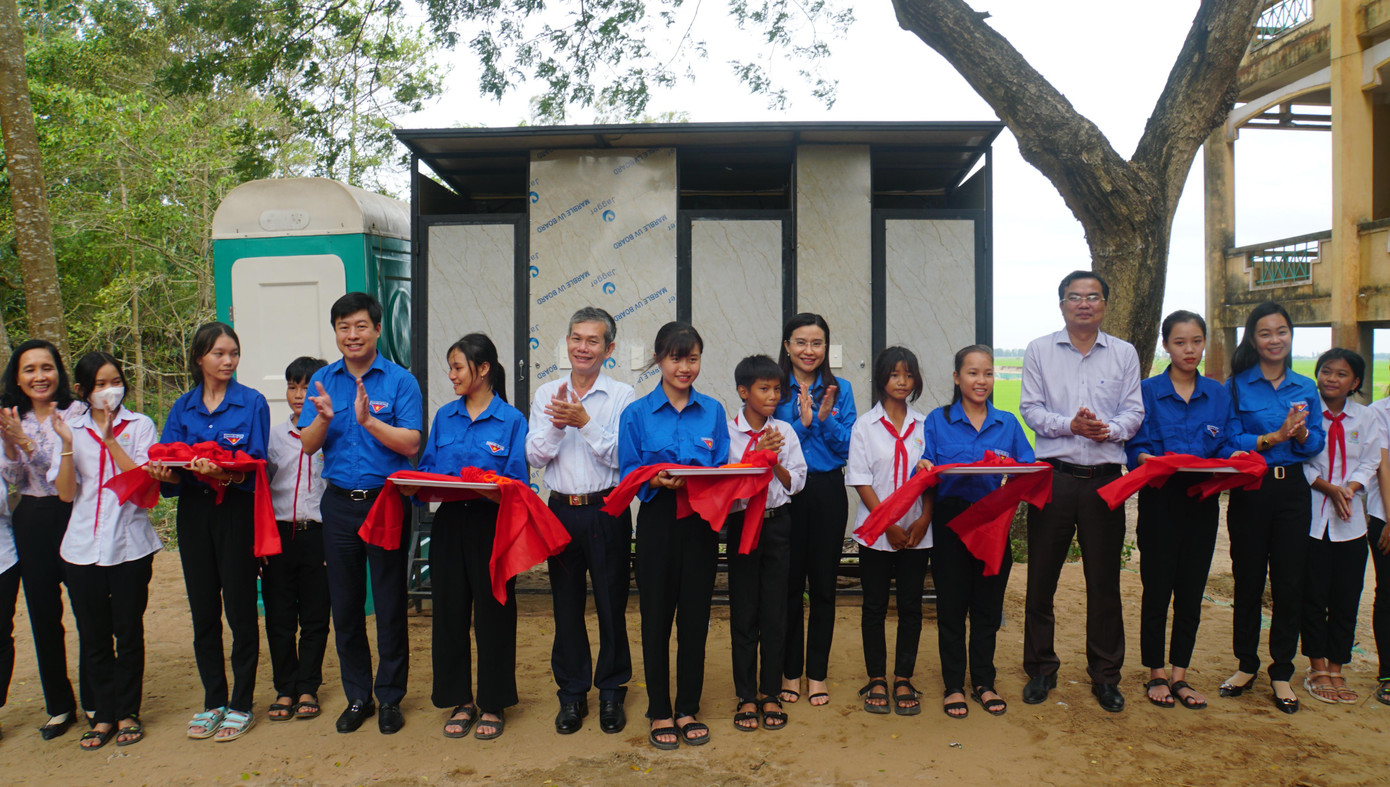 Khánh thành công trình trao tặng nhà vệ sinh cho em tại huyện Thanh Bình