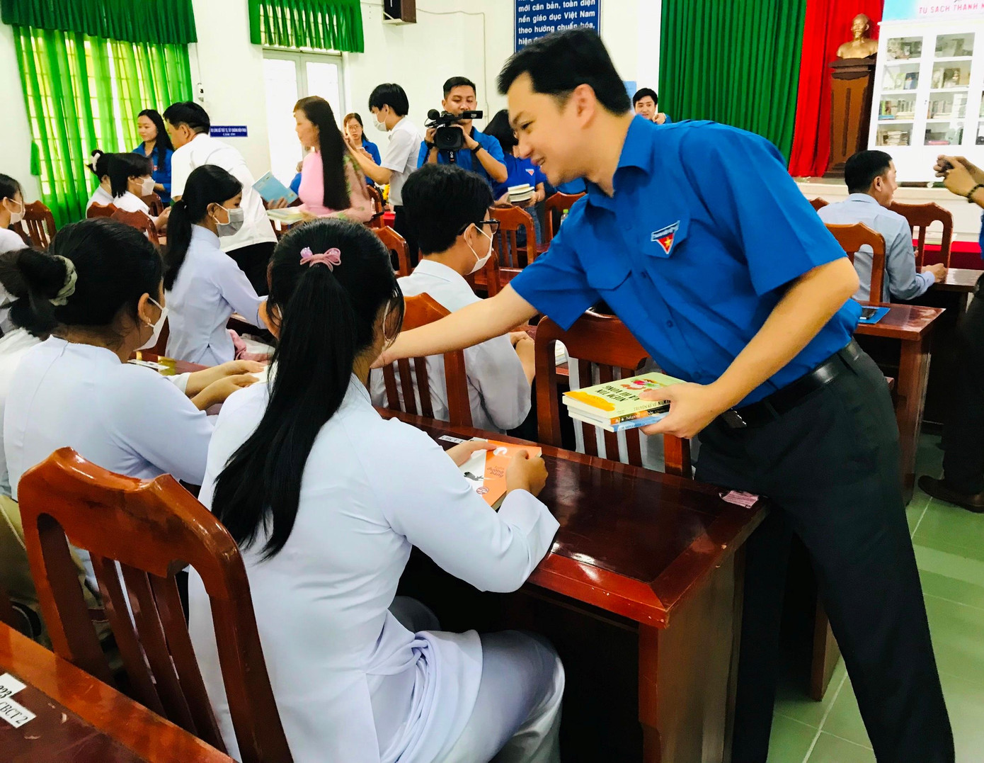 Anh Nguyễn Minh Triết, Bí thư Trung ương Đoàn, Chủ tịch Hội sinh viên Việt Nam tặng sách cho học sinh. Ảnh: TĐ ĐT