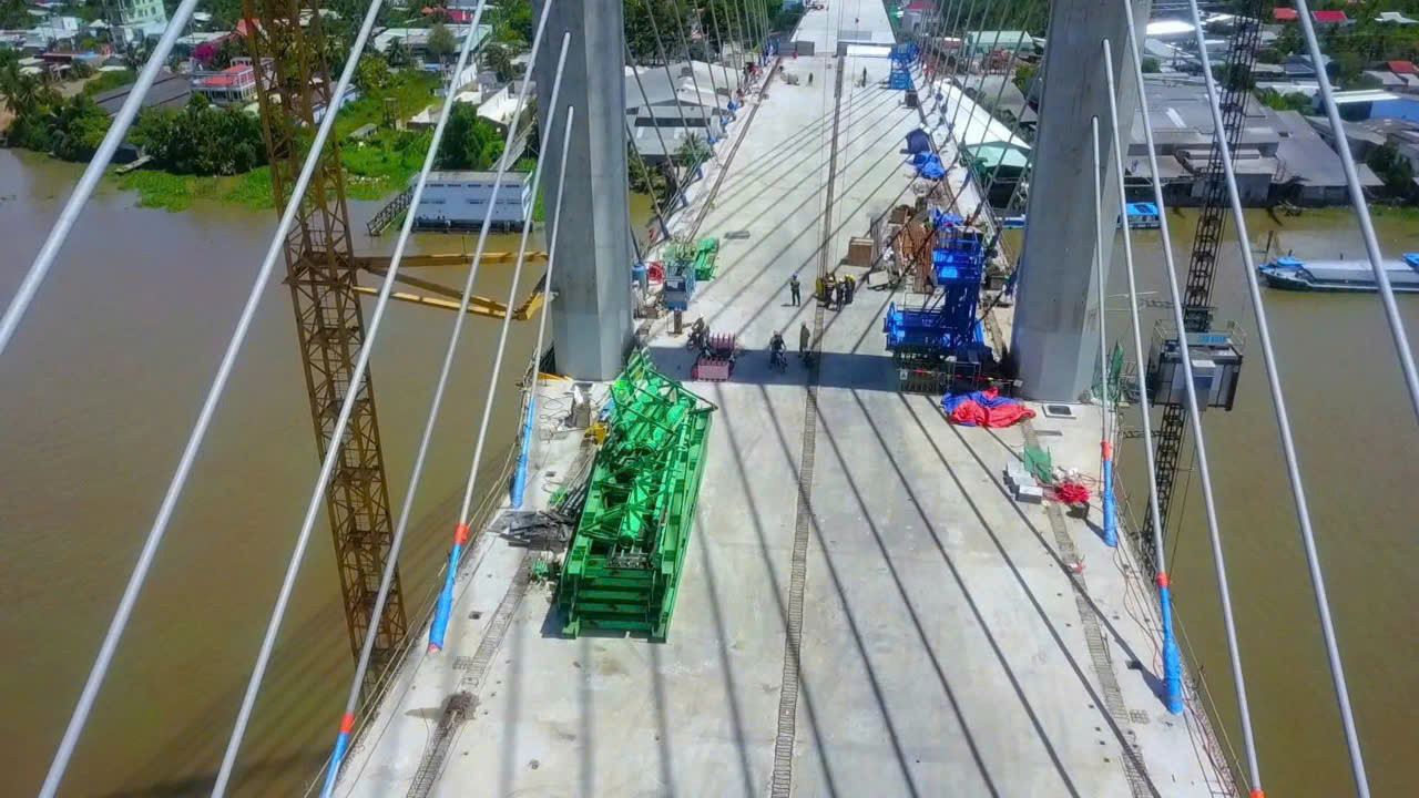 Dự kiến ngày 30/6 sẽ hoàn thành toàn bộ 5/5 cầu trên tuyến và cơ bản hoàn thành phần đường dẫn. Dự kiến ngày 30/6 sẽ hoàn thành toàn bộ 5/5 cầu trên tuyến và cơ bản hoàn thành phần đường dẫn.