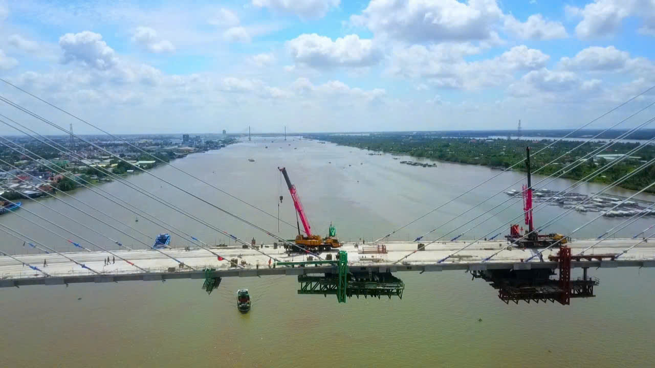 Cán bộ, kỹ sư, công nhân đang hoàn tất các công việc cuối cùng để sớm đưa cầu Rạch Miễu 2 vào hoạt động. Cán bộ, kỹ sư, công nhân đang hoàn tất các công việc cuối cùng để sớm đưa cầu Rạch Miễu 2 vào hoạt động.