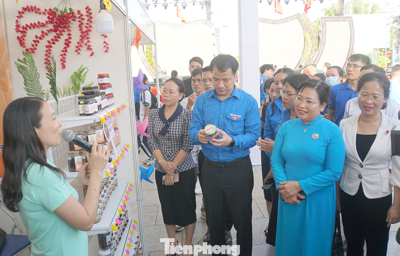 Bí thư T.Ư Đoàn Ngô Văn Cương cùng lãnh đạo tỉnh Sóc Trăng tham quan gian hàng sản phẩm khởi nghiệp của thanh niên. Ảnh: Hòa Hội