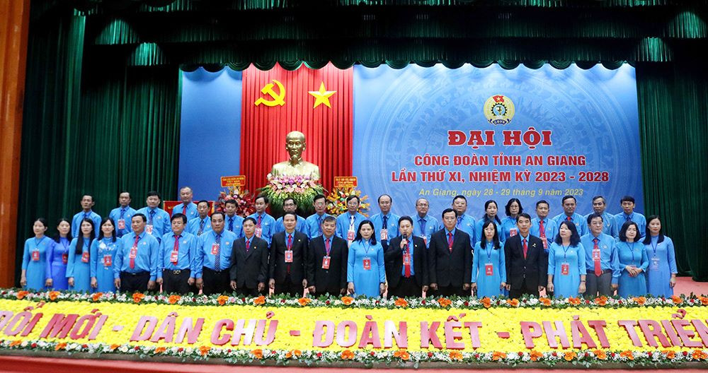 Ban Chấp hành khóa mới ra mắt đại hội.