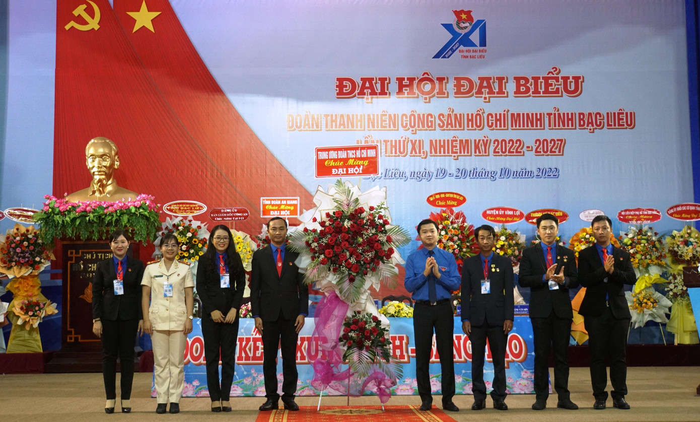 Anh Nguyễn Minh Triết tặng hoa chúc mừng Đại hội