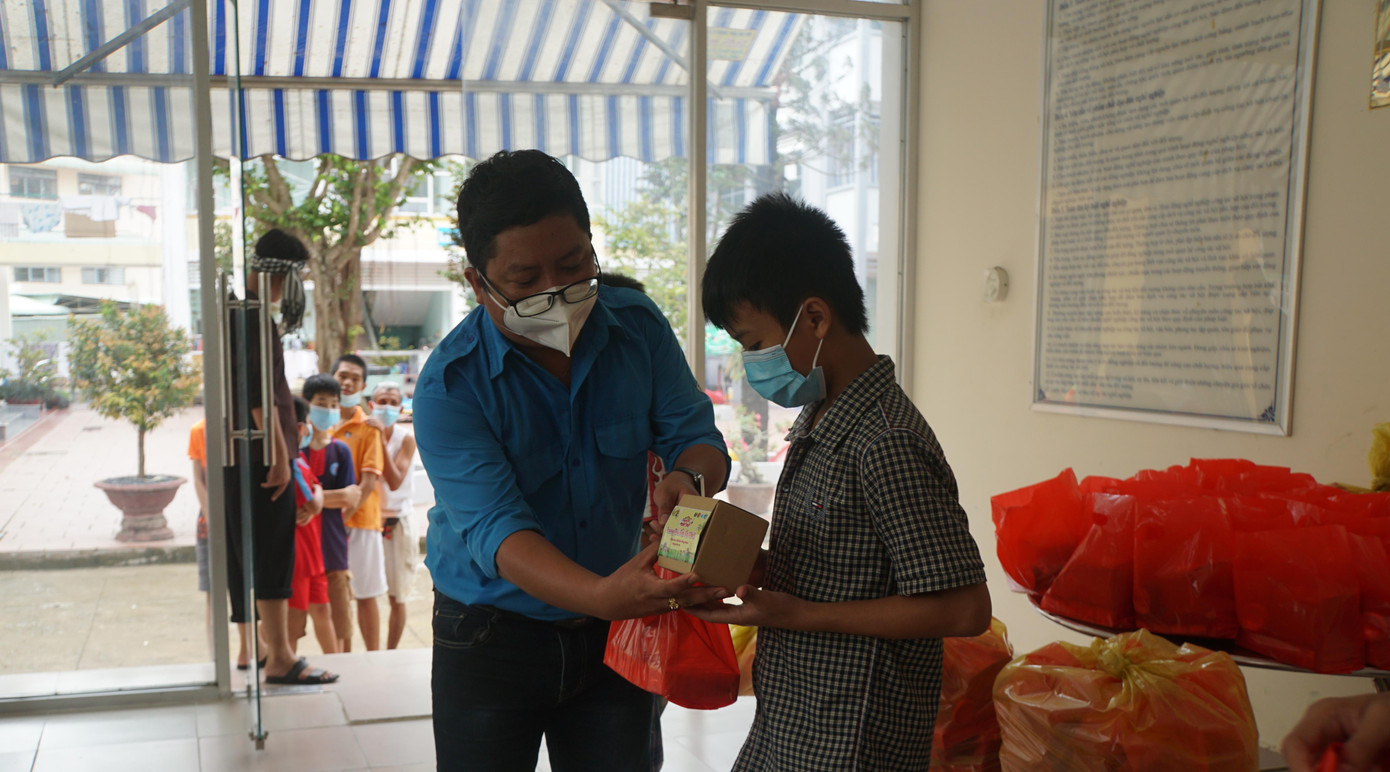 Anh Trần Việt Tuấn, Phó chủ tịch thường trực Hội LHTN Việt Nam TP Cần Thơ tặng quà cho trẻ em tại Trung tâm công tác xã hội thành phố. Anh Trần Việt Tuấn, Phó chủ tịch thường trực Hội LHTN Việt Nam TP Cần Thơ tặng quà cho trẻ em tại Trung tâm công tác xã hội thành phố.