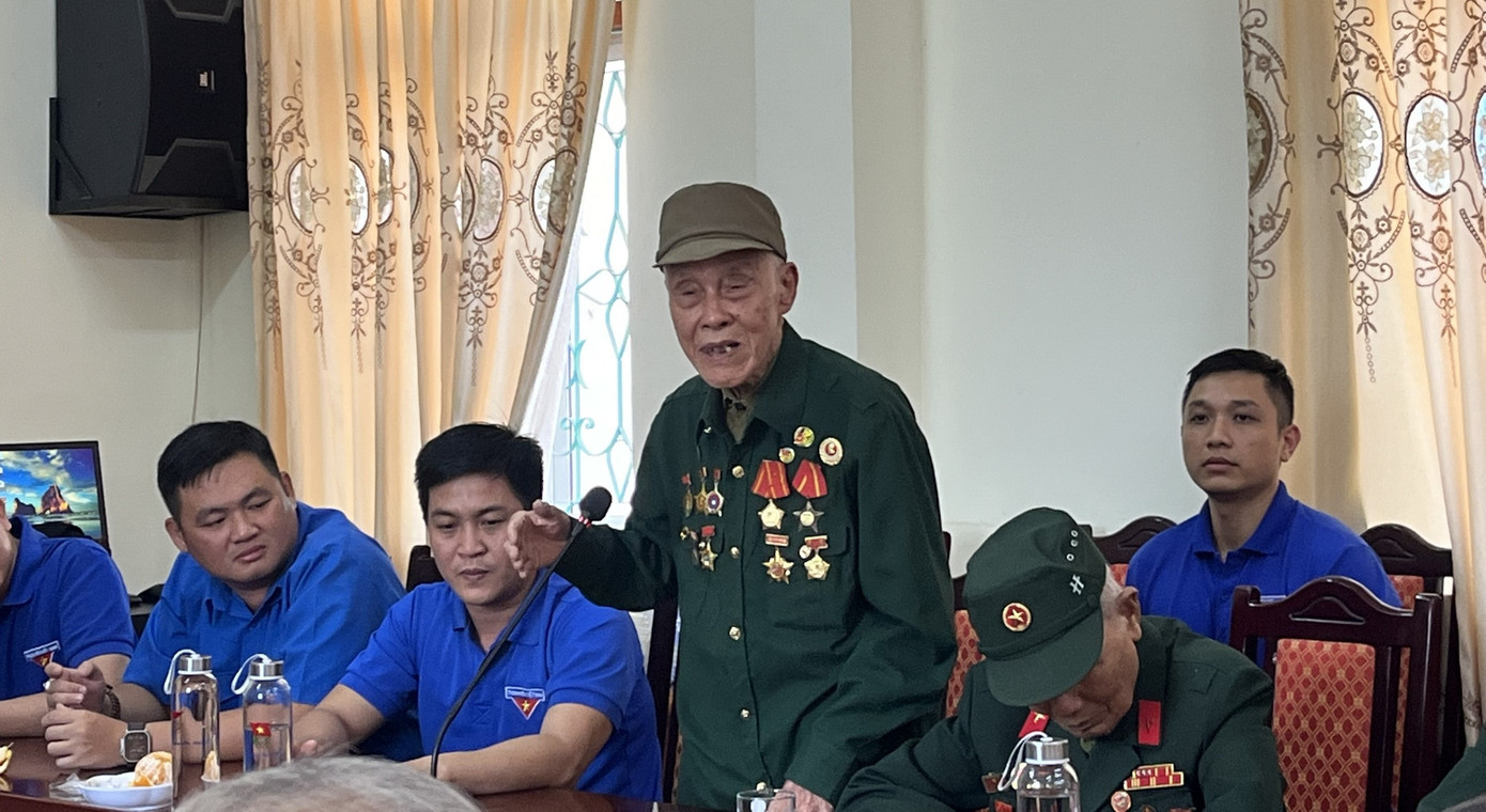 Cựu chiến sĩ Điện Biên chia sẻ tại buổi gặp mặt.