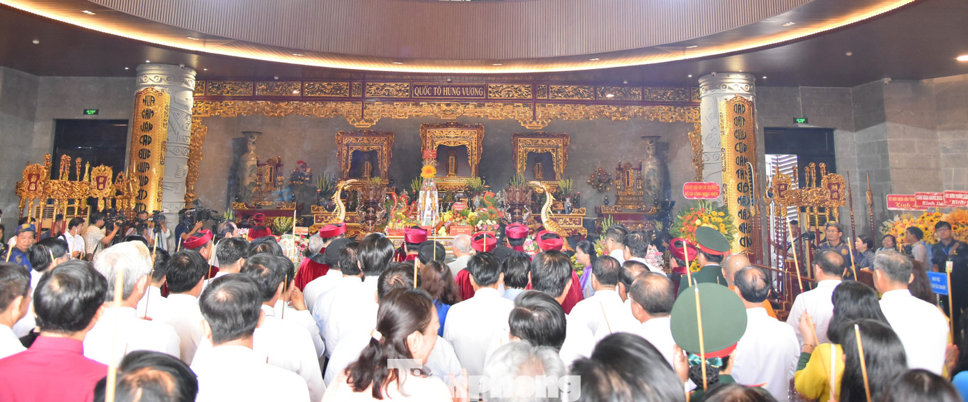 Trong không khí trang nghiêm của ngày Giỗ Tổ, với lòng nhớ ơn sâu sắc đối với tổ tiên đã có công dựng nước và giữ nước, Đảng bộ, Chính quyền, Quân và Dân thành phố Cần Thơ tri ân, kính cáo trước anh linh Quốc Tổ, nguyện đồng lòng phát huy những thành quả đã đạt được, nối tiếp truyền thống qua bao thế hệ thời gian qua. Trong không khí trang nghiêm của ngày Giỗ Tổ, với lòng nhớ ơn sâu sắc đối với tổ tiên đã có công dựng nước và giữ nước, Đảng bộ, Chính quyền, Quân và Dân thành phố Cần Thơ tri ân, kính cáo trước anh linh Quốc Tổ, nguyện đồng lòng phát huy những thành quả đã đạt được, nối tiếp truyền thống qua bao thế hệ thời gian qua.