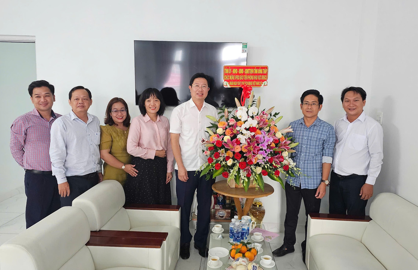 Phó Chủ tịch UBND tỉnh Đồng Tháp - ông Huỳnh Minh Tuấn (thứ 5 từ trái sang phải) thăm, chúc mừng Báo Tiền Phong dịp 100 Ngày Báo chí cách mạng Việt Nam. Ảnh: Hòa Hội