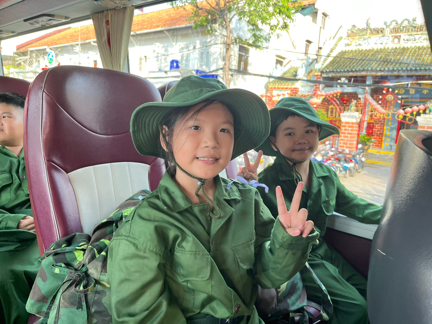 Các em vui vẻ tham gia rèn luyện học kỳ trong quân đội