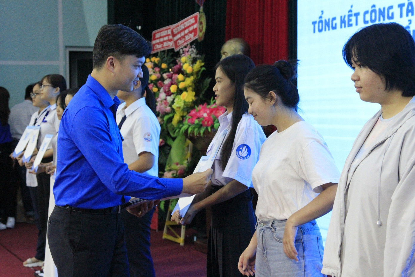 Anh Nguyễn Minh Triết tặng bằng khen cho các cá nhân. Anh Nguyễn Minh Triết tặng bằng khen cho các cá nhân.