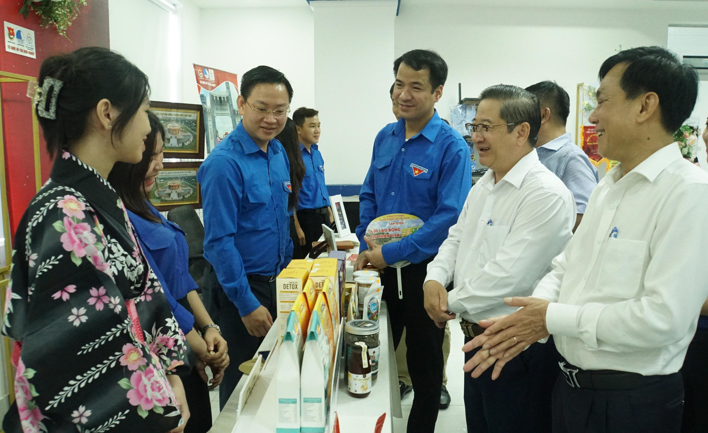 Lãnh đạo Trung ương Đoàn, UBND TP Cần Thơ tham quan gian hàng thanh niên khởi nghiệp. - Ảnh: Hòa Hội