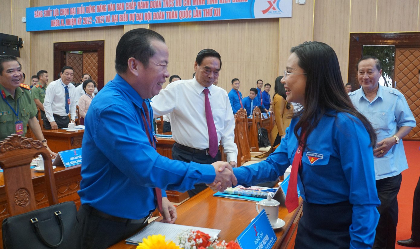 Chị Nguyễn Phạm Duy Trang chào lãnh đạo tỉnh Kiên Giang. Ảnh: Hòa Hội