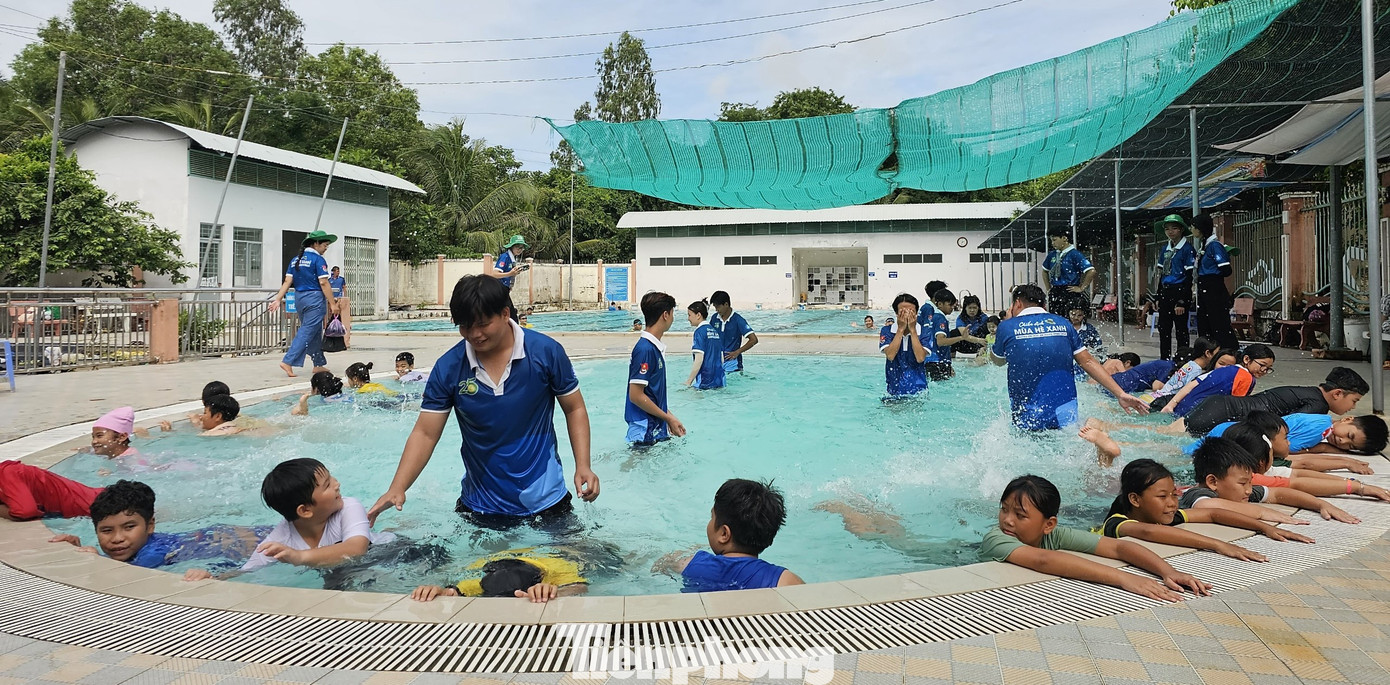 Mỗi dịp hè đến, tổ chức Đoàn các cấp trong toàn tỉnh An Giang đã tập trung triển khai các hoạt động thiết thực góp phần giảm thiểu tai nạn đuối nước cho thiếu nhi. Ảnh: Hòa Hội