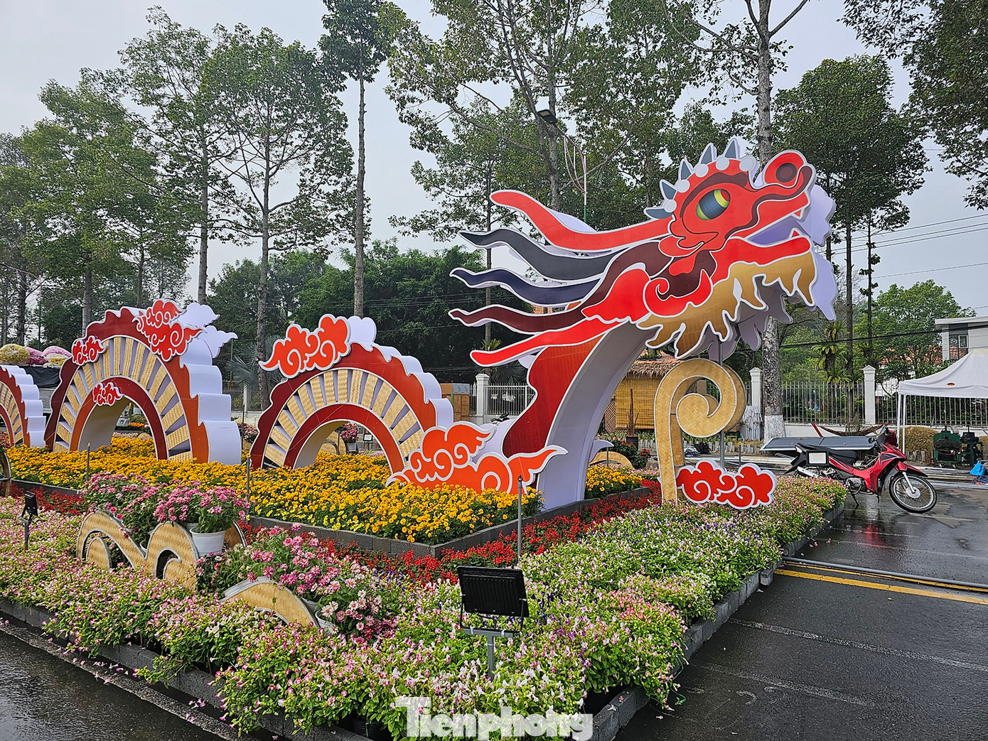 Một linh vật rồng khác tại đường hoa Đồng Tháp, biểu tượng của năm Giáp Thìn 2024 không thể thiếu tại đường hoa xuân. Ảnh: Hòa Hội