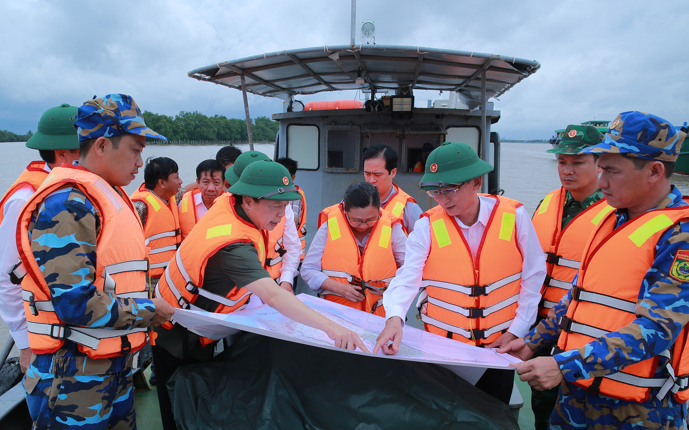 Phó Thủ tướng Trần Hồng Hà khảo sát khu vực chuẩn bị cấp phép khai thác cát ở sông Hàm Luông, tỉnh Bến Tre. Ảnh: VGP. Phó Thủ tướng Trần Hồng Hà khảo sát khu vực chuẩn bị cấp phép khai thác cát ở sông Hàm Luông, tỉnh Bến Tre. Ảnh: VGP.