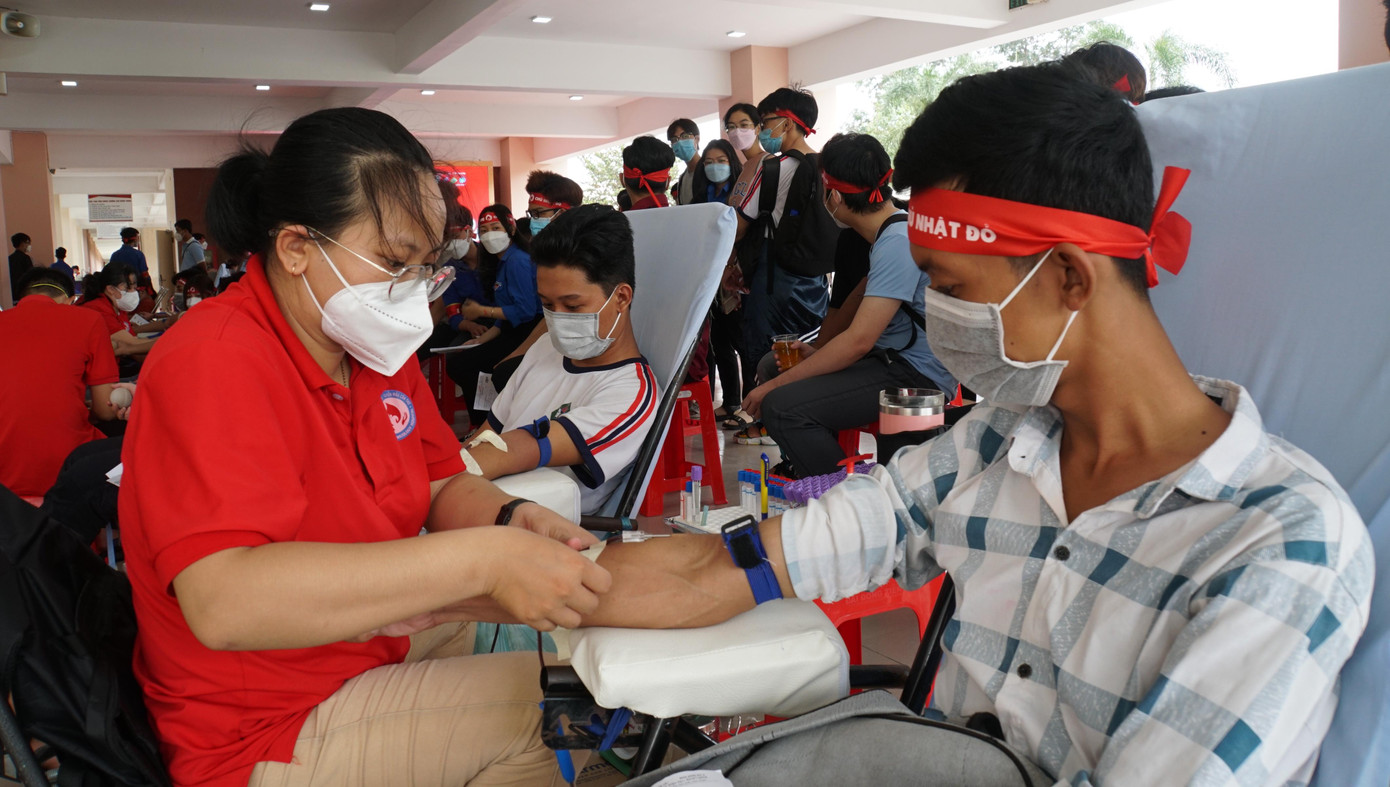 Bạn Sơn Danh Phúc tham gia hiến máu. - Ảnh: Hòa Hội Bạn Sơn Danh Phúc tham gia hiến máu. - Ảnh: Hòa Hội