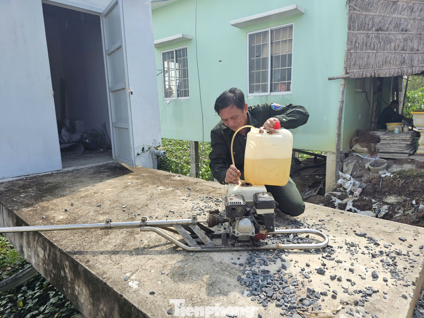 Cán bộ chuẩn bị tuần tra quanh Vườn Quốc gia Tràm Chim. Ảnh: Hòa Hội.