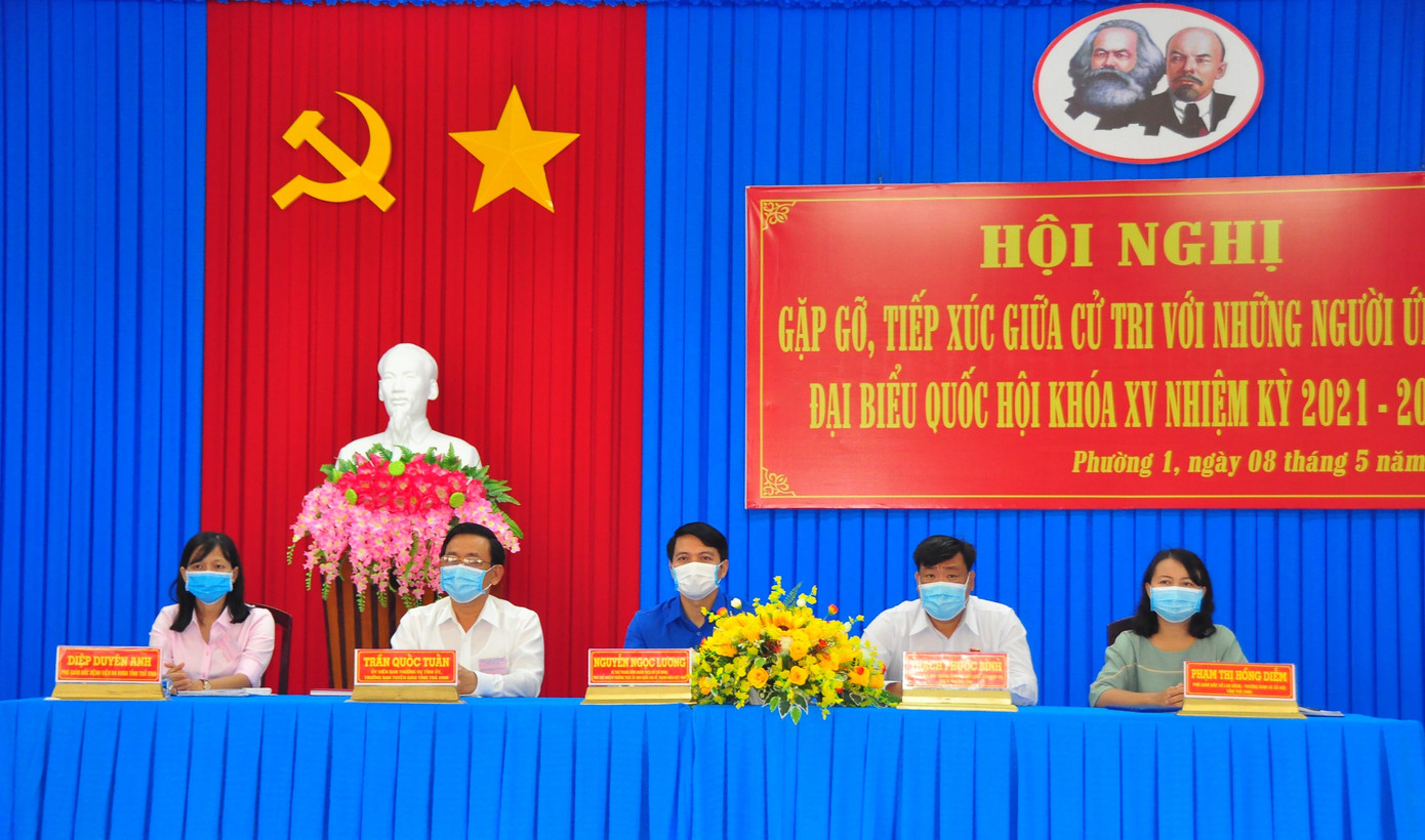 Các ứng viên đại biểu Quốc hội khóa XV tỉnh Trà Vinh tiếp xúc cử tri. - Ảnh: Hòa Hội