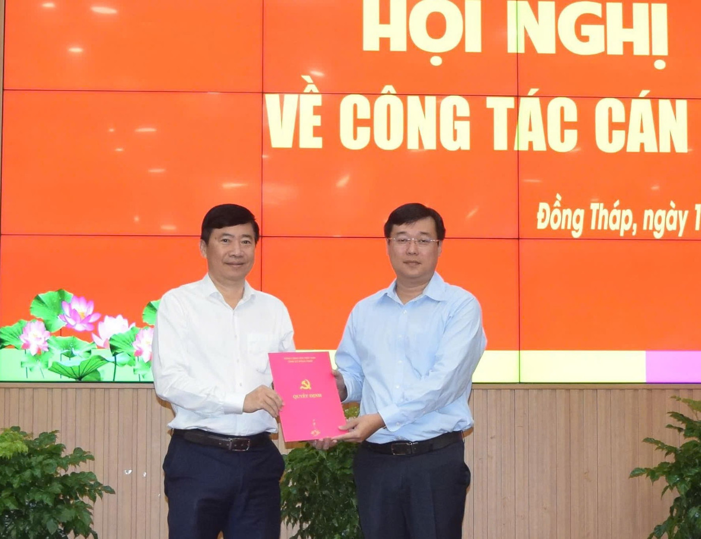 Bí thư Tỉnh ủy Đồng Tháp - Lê Quốc Phong trao quyết định của Ban Bí thư Trung ương Đảng về việc cho ông Phạm Thiện Nghĩa về hưu trước tuổi theo nguyện vọng.