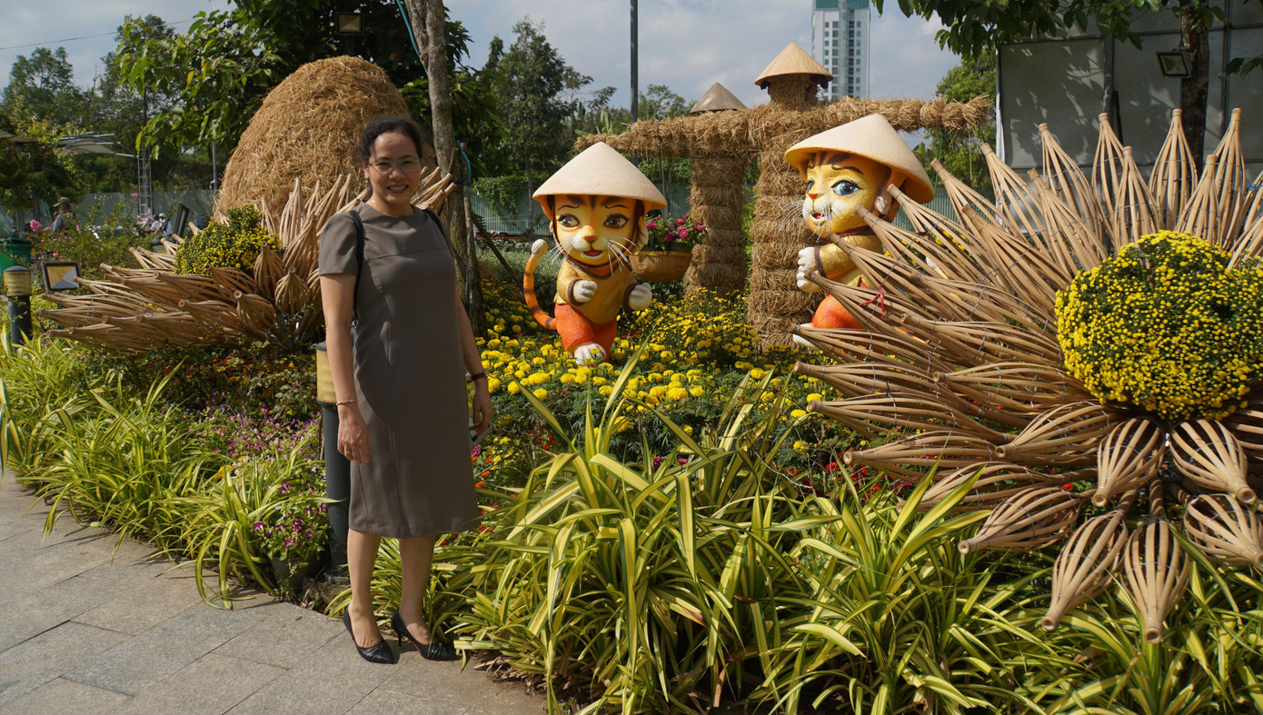 Du khách thích thú chụp ảnh với tiểu cảnh chú hổ dễ thương. - Ảnh: Hòa Hội