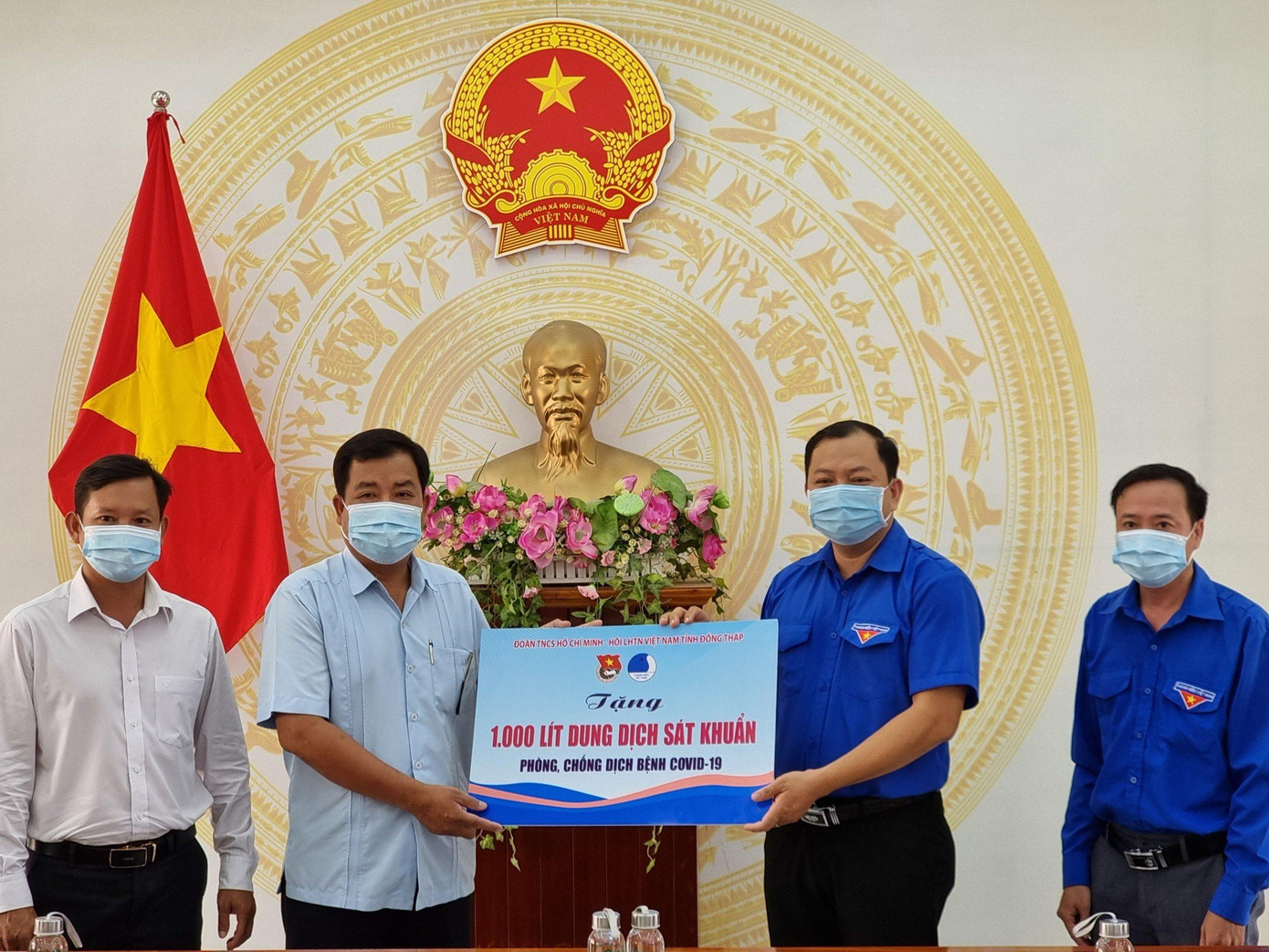 Tỉnh đoàn Đồng Tháp tặng dung dịch sát khuẩn cho lực lượng biên phòng. - Ảnh: TĐ ĐT Tỉnh đoàn Đồng Tháp tặng dung dịch sát khuẩn cho lực lượng biên phòng. - Ảnh: TĐ ĐT