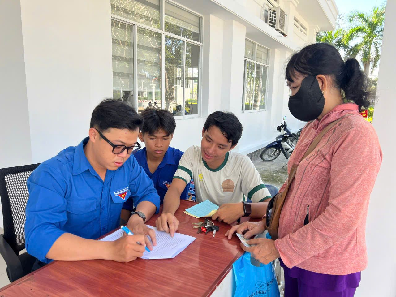 Theo đó, đồng loạt các xã, phường biên giới tỉnh Đồng Tháp gồm: Xã Thường Phước, Tân Hồng, Tân Hộ Cơ, phường Hồng Ngự, phường Thường Lạc đã ra quân các đội hình thanh niên tình nguyện hỗ trợ chính quyền địa phương 2 cấp và dịch vụ công trực tuyến tại cơ sở.