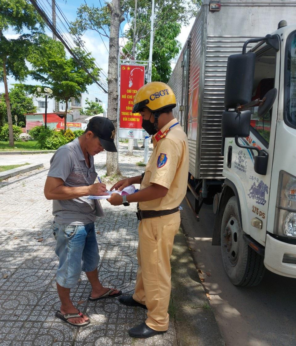 Cảnh sát giao thông Công an thành phố Sóc Trăng xử lý tài xế vi phạm.