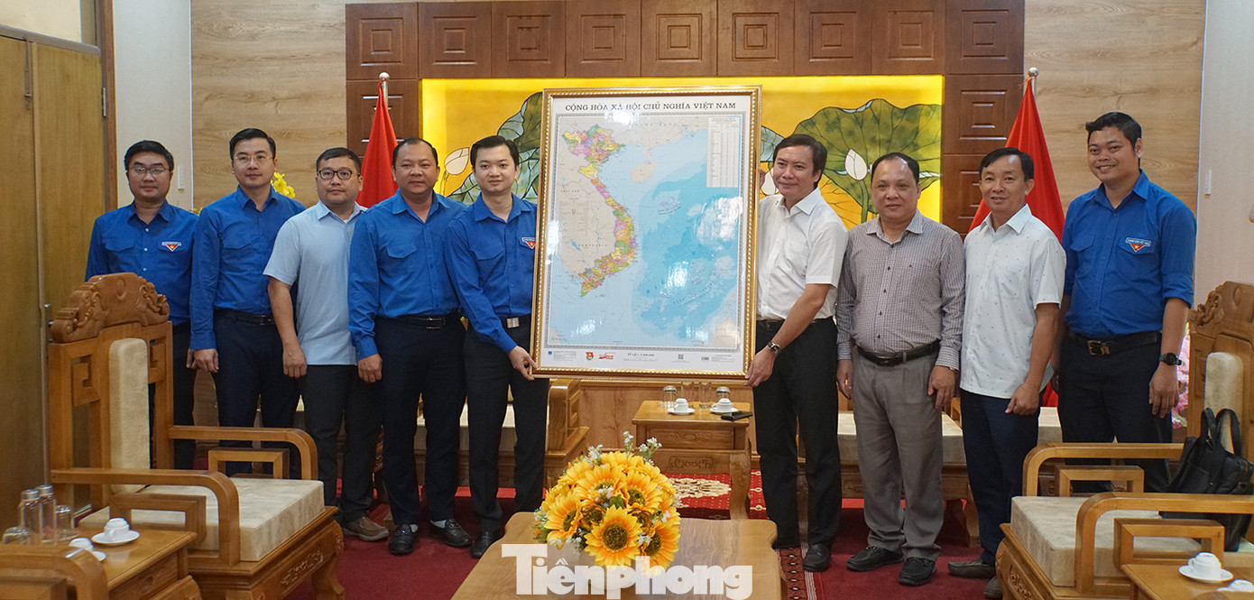 Bí thư Trung ương Đoàn trao tặng bản đồ Việt Nam cho lãnh đạo TP. Hồng Ngự. Ảnh: Hòa Hội