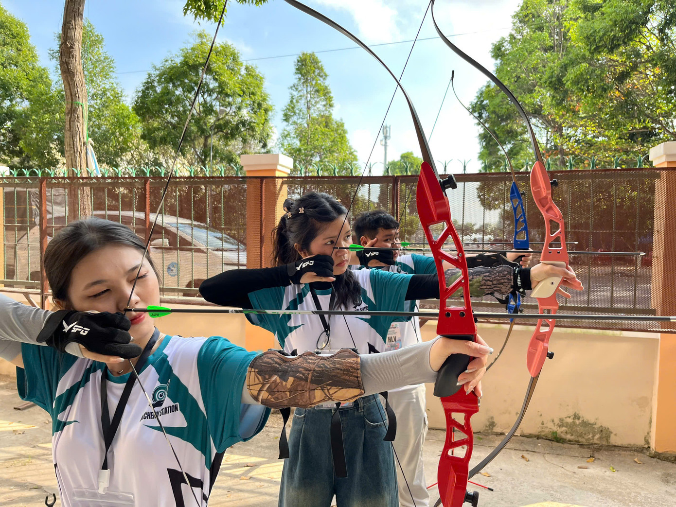 Bạn trẻ háo hức trải nghiệm bắn cung tại Cần Thơ.