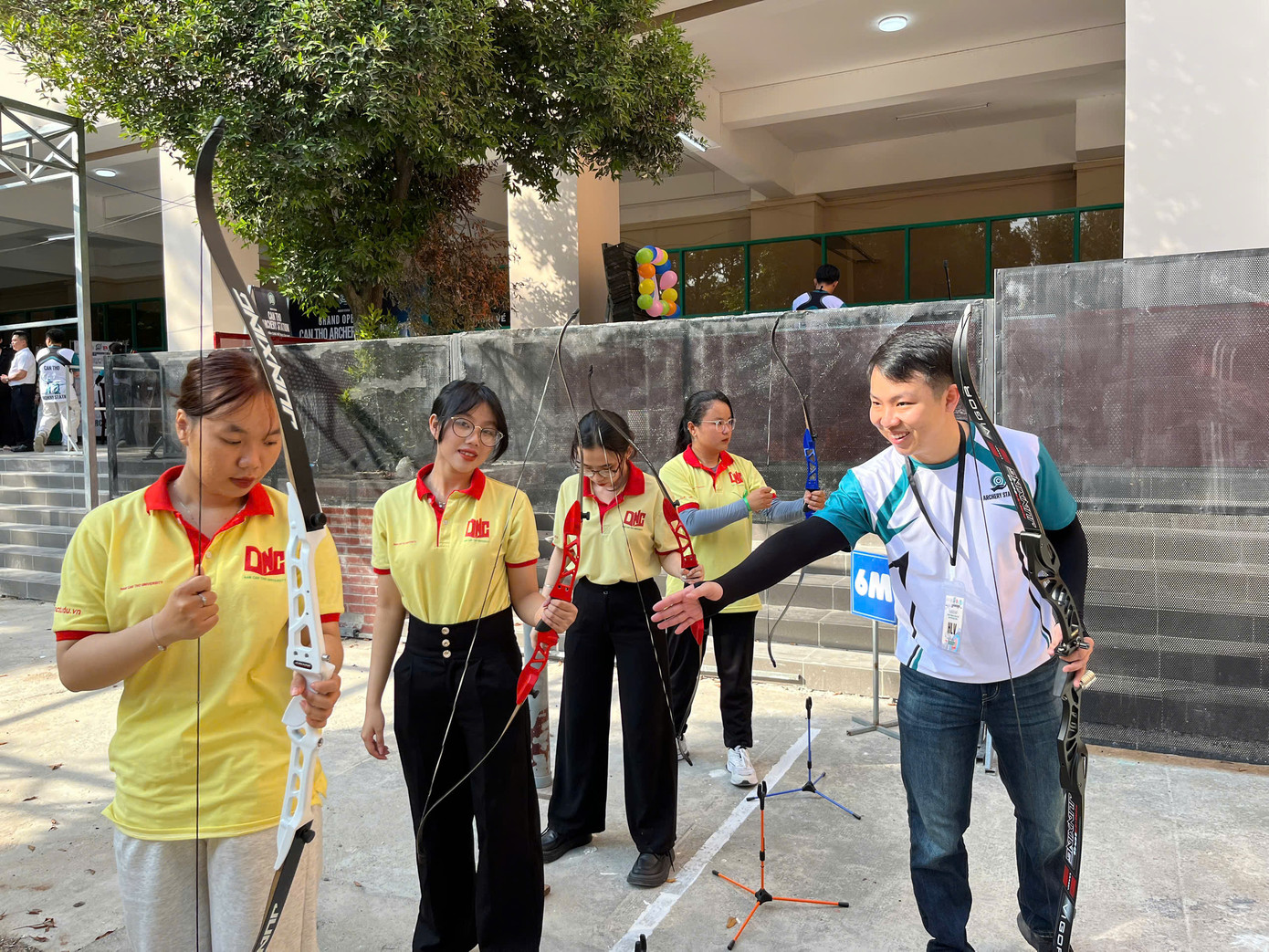 Bạn trẻ trải nghiệm bắn cung.