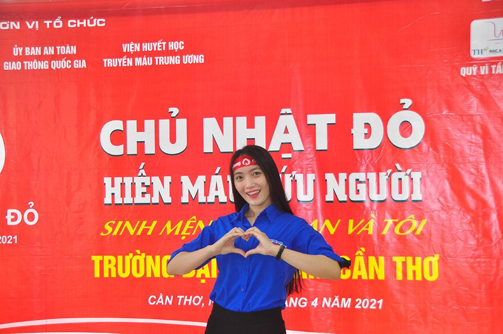 Bạn Nguyễn Huỳnh Châu, Hoa khôi sinh viên TP Cần Thơ 2019, cũng là sinh viên của trường. Cô nói rằng, hiến máu là 1 hành động được tôn vinh và trân trọng, thể hiện được sự chia sẻ, lòng yêu thương giữa con người với nhau trong những lúc khó khăn. "Em rất vinh dự khi được tham dự chương trình Chủ nhật Đỏ đầy tính nhân văn và lần này em lại háo hức hơn vì được tổ chức tại trường ĐH Nam Cần Thơ, ngôi trường mà em đang theo học", Châu nói.