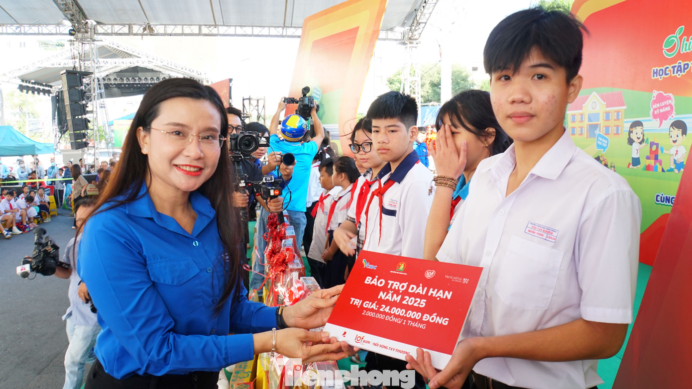 Chị Nguyễn Phạm Duy Trang - Bí thư T.Ư Đoàn - Chủ tịch Hội đồng Đội Trung ương tặng quà cho học sinh. Ảnh: Hòa Hội Chị Nguyễn Phạm Duy Trang - Bí thư T.Ư Đoàn - Chủ tịch Hội đồng Đội Trung ương tặng quà cho học sinh. Ảnh: Hòa Hội