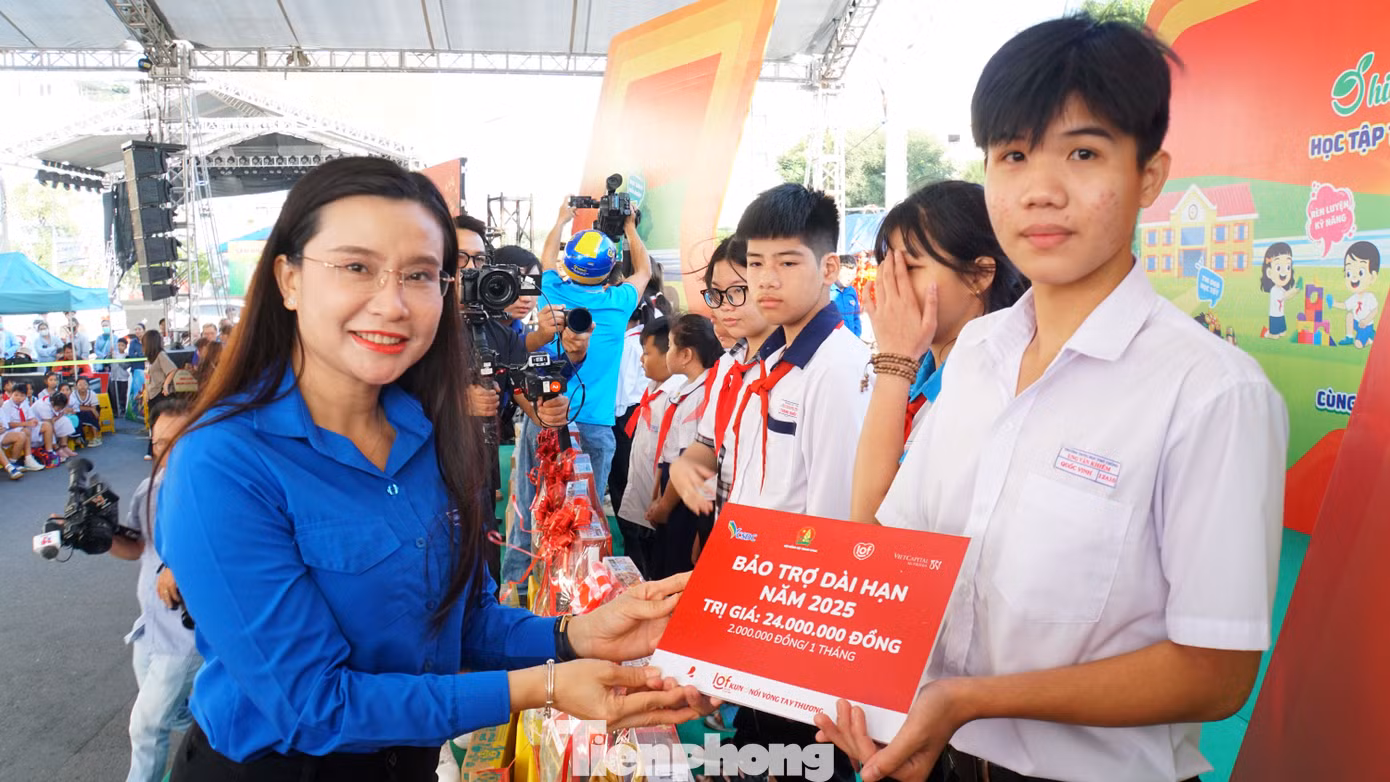 Chị Nguyễn Phạm Duy Trang - Bí thư T.Ư Đoàn - Chủ tịch Hội đồng Đội Trung ương tặng quà cho học sinh. Ảnh: Hòa Hội