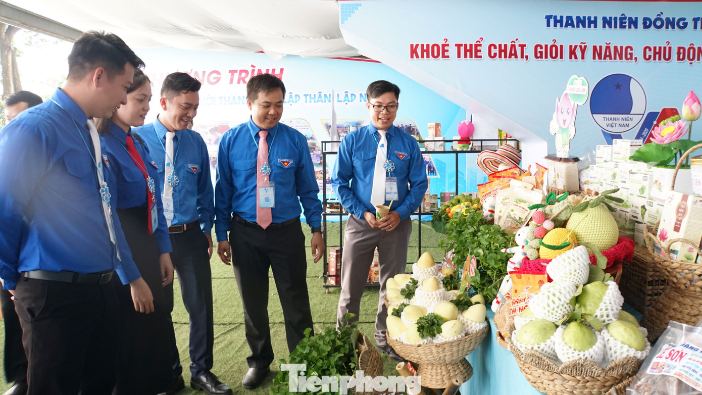 Đại biểu tham quan gian hàng khởi nghiệp bên lề đại hội. Ảnh: Hòa Hội