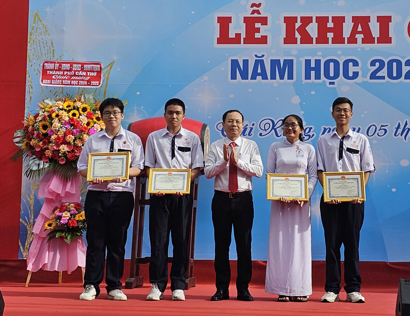 Bí thư Thành ủy Cần Thơ Nguyễn Văn Hiếu tặng quà cho học sinh. Ảnh: Hòa Hội Bí thư Thành ủy Cần Thơ Nguyễn Văn Hiếu tặng quà cho học sinh. Ảnh: Hòa Hội