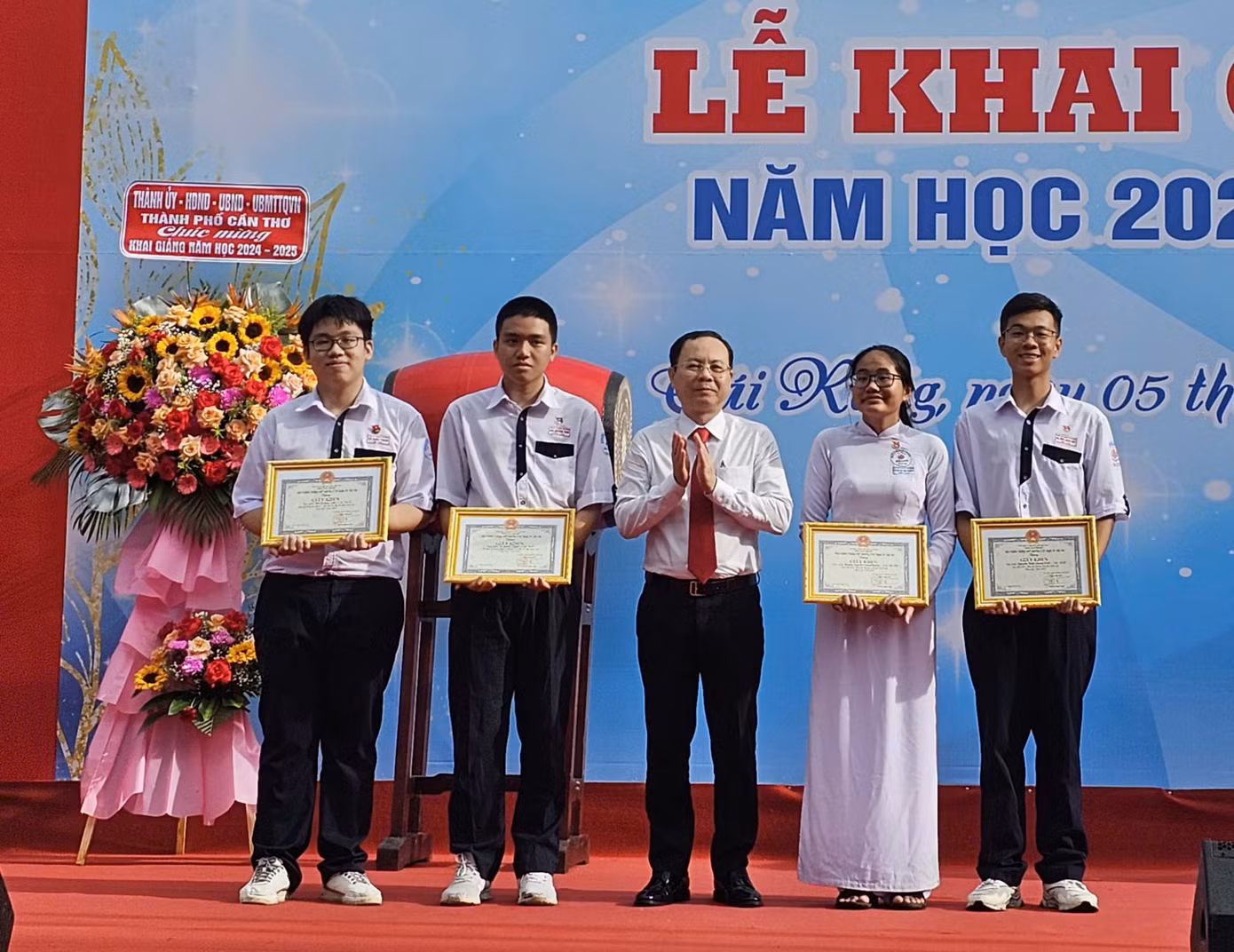 Bí thư Thành ủy Cần Thơ Nguyễn Văn Hiếu tặng quà cho học sinh. Ảnh: Hòa Hội