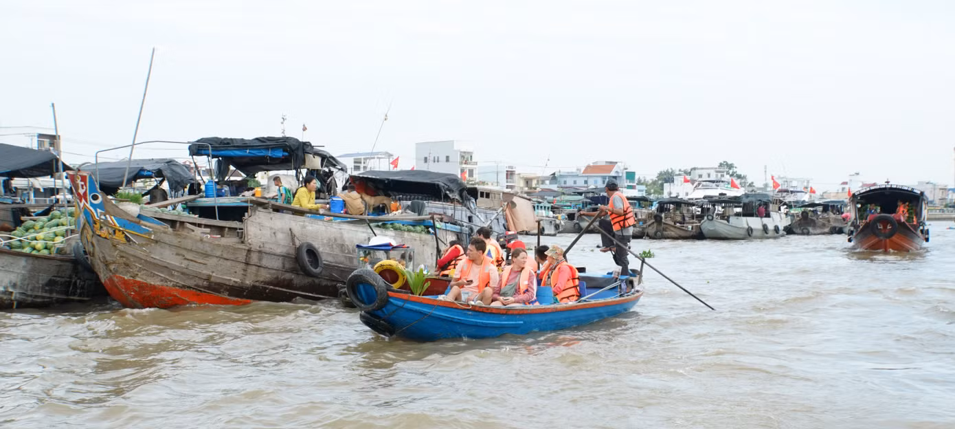 Khách trải nghiệm cuộc sống thương hồ trên sông. Ảnh: Hòa Hội Khách trải nghiệm cuộc sống thương hồ trên sông. Ảnh: Hòa Hội