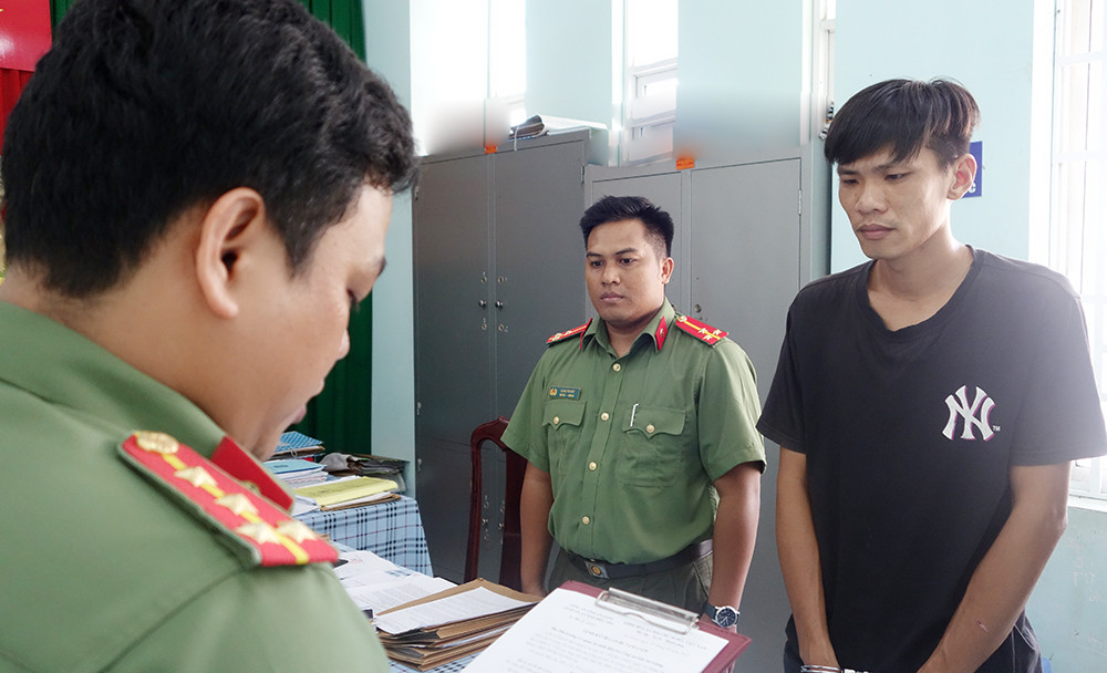 Phòng An ninh điều tra Công an tỉnh An Giang tống đạt các Quyết định và Lệnh bắt tạm giam bị can Lâm Thiện Nhật. Phòng An ninh điều tra Công an tỉnh An Giang tống đạt các Quyết định và Lệnh bắt tạm giam bị can Lâm Thiện Nhật.