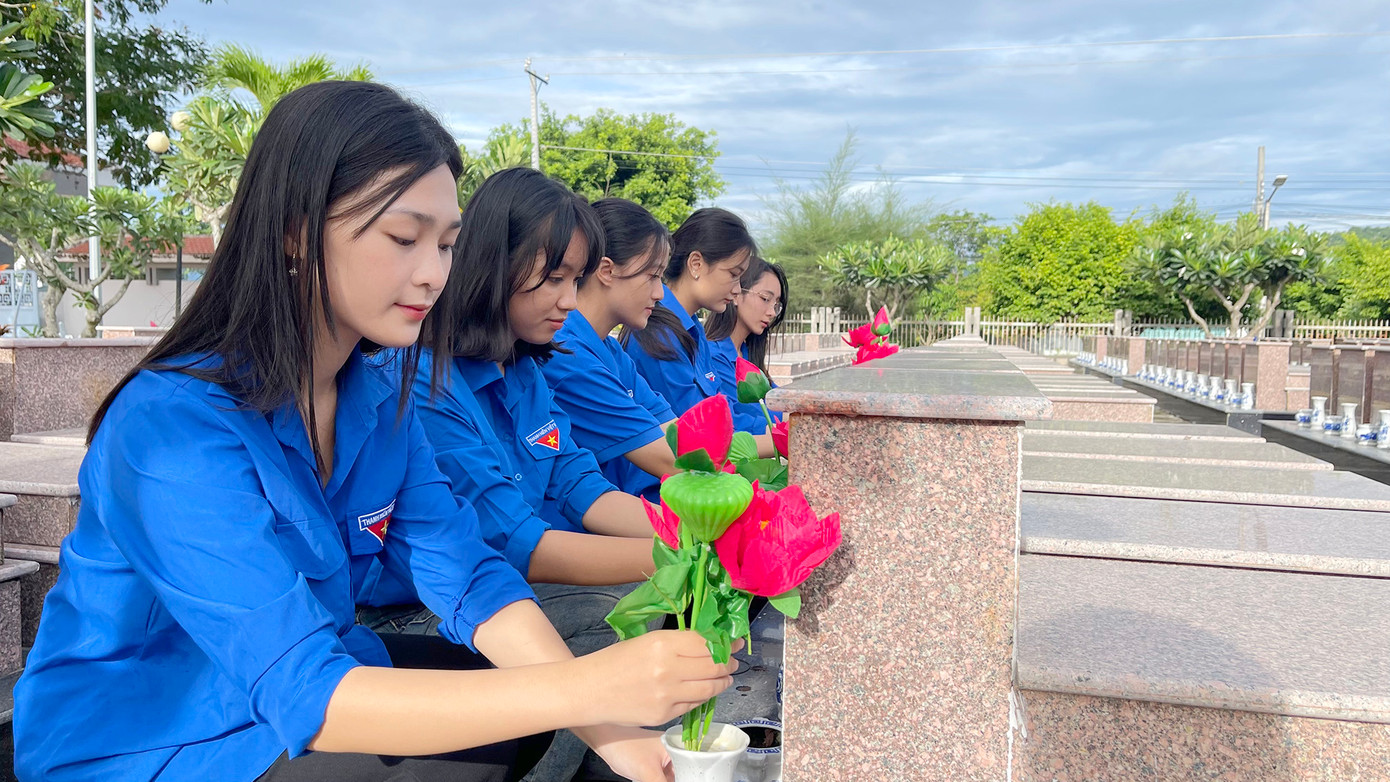 Đoàn viên thanh niên thị xã Tịnh Biên thay lọ hoa tại các phần mộ liệt sĩ ở Nghĩa trang Dốc Bà Đắc.