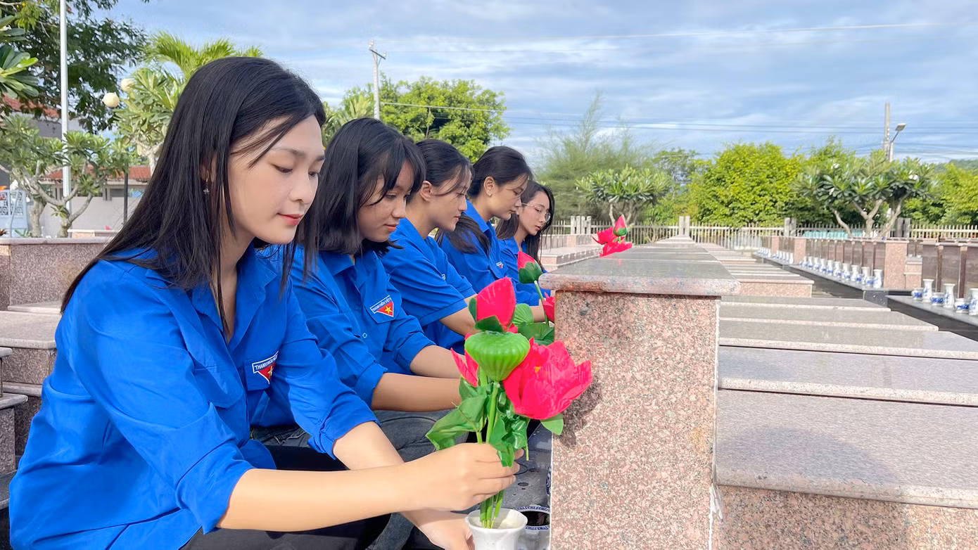 Đoàn viên thanh niên thị xã Tịnh Biên thay lọ hoa tại các phần mộ liệt sĩ ở Nghĩa trang Dốc Bà Đắc.