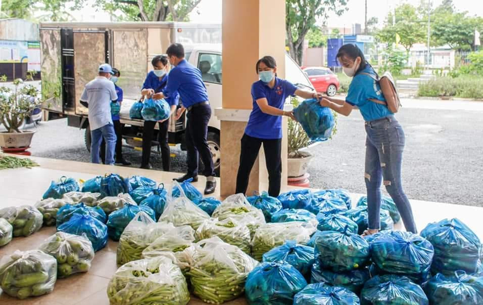 Minh Anh (thứ 2 từ phải sang) cùng đồng đội tập kết nông sản hỗ trợ người dân TPHCM Minh Anh (thứ 2 từ phải sang) cùng đồng đội tập kết nông sản hỗ trợ người dân TPHCM