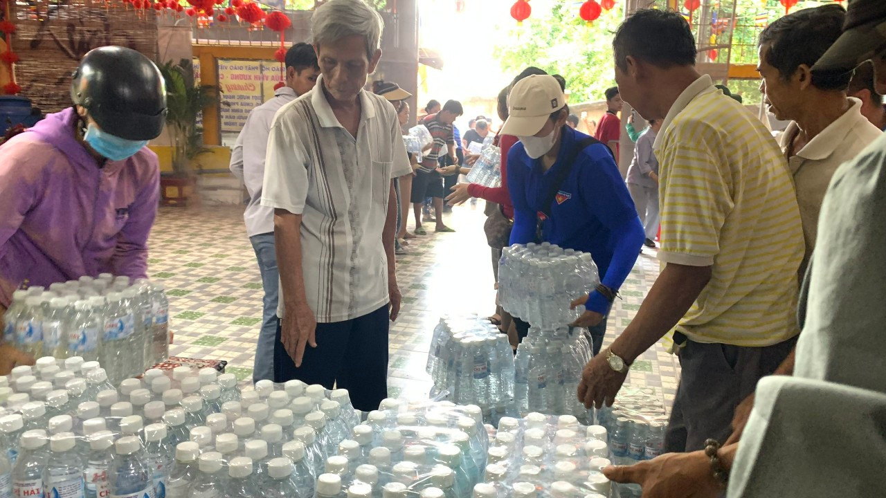 Điển hình là tuổi trẻ Đồng Tháp, đến nay tổng số chuyến xe "Giọt nước nghĩa tình" hưởng ứng Ngày tình nguyện, tuổi trẻ đất Sen Hồng và các cấp bộ Đoàn trong tỉnh Đồng Tháp đã triển khai đến ngày 29/4 để hỗ trợ người dân các vùng hạn mặn tại các tỉnh Bến Tre, Tiền Giang, Cà Mau trên 2.000 khối nước sinh hoạt, 1.150 bình nước uống và 12.975 lốc nước suối.