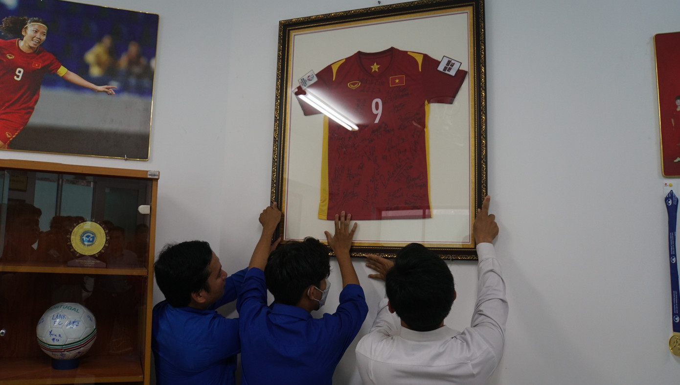 Thầy Nguyễn Minh Hoà – Hiệu trưởng Trường Đại học Trà Vinh vui mừng và thật tự hào khi nhìn thấy Huỳnh Như, một cô gái nhỏ nhắn của quê hương Trà Vinh đã vượt qua nhiều khó khăn để đạt được những điều tuyệt vời ngày hôm nay. Huỳnh Như là một cầu thủ tài năng, có sự cống hiến và đam mê với bóng đá, và điều đó đã giúp cô đạt được những thành tích nổi bật ghi vào dấu ấn lịch sử của bóng đá nước nhà. Theo thầy Hòa, sự thành công của Huỳnh Như không chỉ là niềm tự hào của riêng Như, mà còn là niềm tự hào của gia đình, nhà trường, cả quốc gia, dân tộc”. Ảnh: Hòa Bình