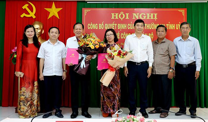 Ông Phan Văn Hợp và bà Lê Thị Huyền nhận hoa chúc mừng từ lãnh đạo tỉnh Đồng Tháp. Ảnh: V.Tiến