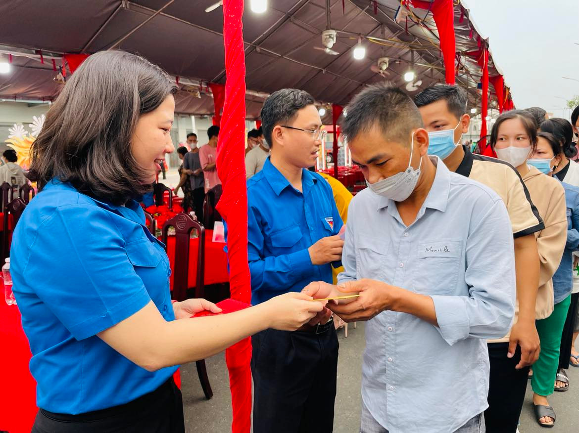Chị Hồ Thị Hồng Phướng, Phó Bí thư Tỉnh Đoàn An Giang trao tặng quà cho người lao động khó khăn.