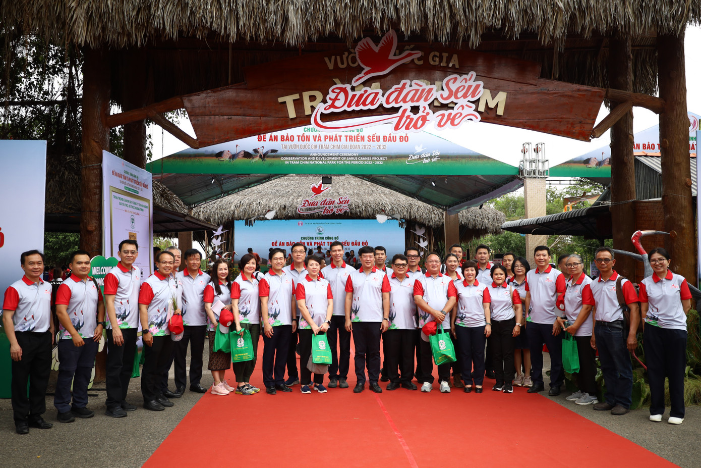 Đại biểu chụp ảnh lưu niệm