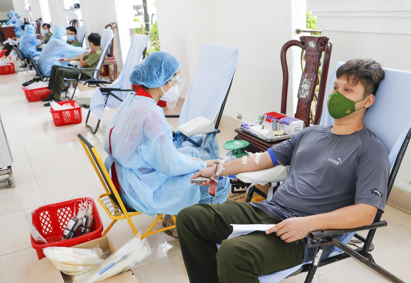 Để đảm bảo an toàn, Ban tổ chức đã bố trí giãn cách, thực hiện nghiêm việc đeo khẩu trang, sát khuẩn, đo thân nhiệt… cho gần 100 đoàn viên, thanh niên và cán bộ, chiến sỹ Công an thành phố Cần Thơ tích cực tham gia hiến máu.