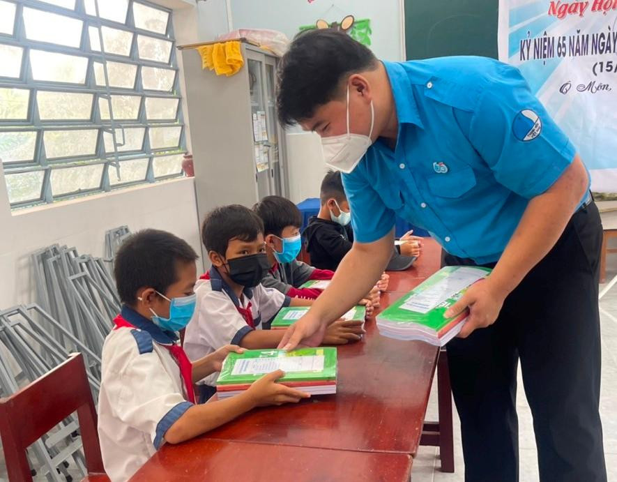 Anh Phương Tấn Đạt tặng quà cho học sinh