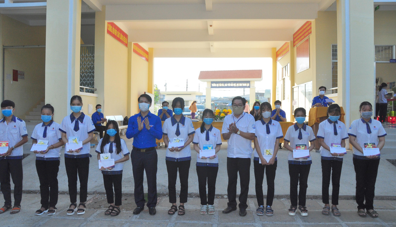 Anh Nguyễn Ngọc Lương cho biết, chuyến công tác về nguồn này được T.Ư Đoàn thực hiện trong nhiều ngày trên địa bàn tỉnh Trà Vinh nhân dịp kỷ niệm 80 năm thành lập Đội Thiếu niên Tiền phong HCM (15.5.1941 – 15.5.2021). Đồng thời, nhằm động viên, khích lệ tinh thần cho các em học sinh có hoàn cảnh khó khăn ở Trà Vinh có thành tích tốt trong học tập. Anh Nguyễn Ngọc Lương cho biết, chuyến công tác về nguồn này được T.Ư Đoàn thực hiện trong nhiều ngày trên địa bàn tỉnh Trà Vinh nhân dịp kỷ niệm 80 năm thành lập Đội Thiếu niên Tiền phong HCM (15.5.1941 – 15.5.2021). Đồng thời, nhằm động viên, khích lệ tinh thần cho các em học sinh có hoàn cảnh khó khăn ở Trà Vinh có thành tích tốt trong học tập.