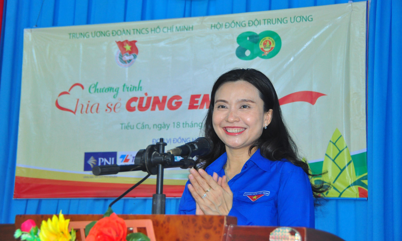 Chị Nguyễn Phạm Duy Trang phát biểu