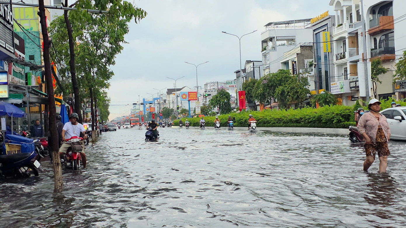 Tuyến đường Nguyễn Văn Cừ ở quận Ninh Kiều cũng bị ngập sâu.